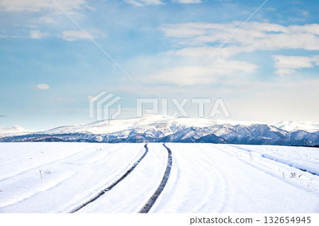 冬日北海道，積雪覆蓋的道路結冰，藍天白雲映襯著迷人的景色。 132654945
