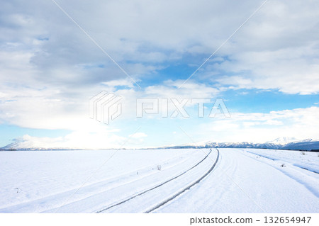 冬日北海道，積雪覆蓋的道路結冰，藍天白雲映襯著迷人的景色。 132654947