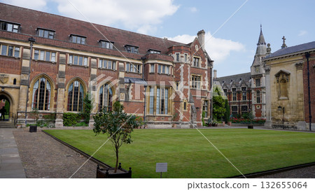 Beautiful lawn and historic buildings of Sidney Sussex College in Cambridge, UK 132655064
