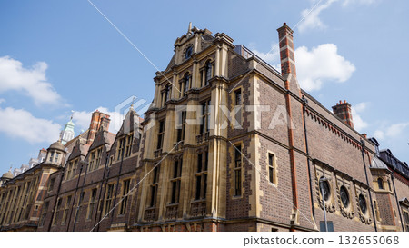 Impressive architecture of Cambridge University building rising towards a cloudy sky 132655068