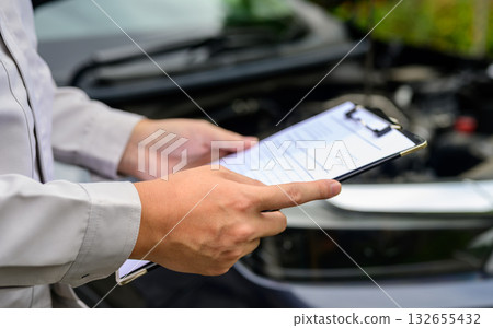 一名男性工人正在進行估價 132655432