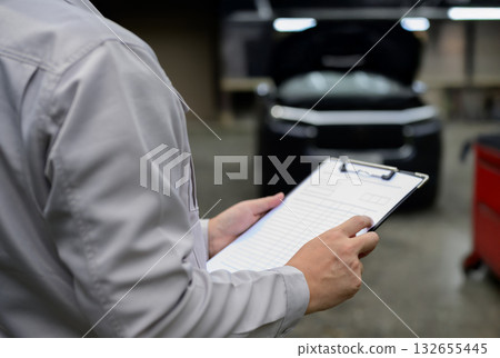 Male worker making an estimate 132655445