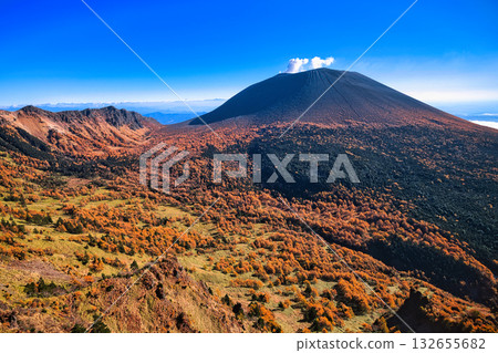 淺間山的秋葉景色,淺間山是日本百座名山之一。 淺間山的秋葉景色,淺間山是日本百座名山之一。 132655682