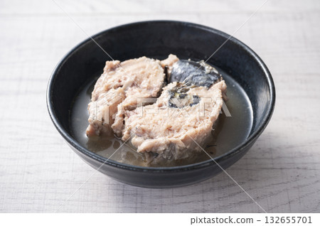 將罐裝鯖魚倒入碗中 132655701