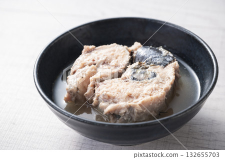 將罐裝鯖魚倒入碗中 132655703
