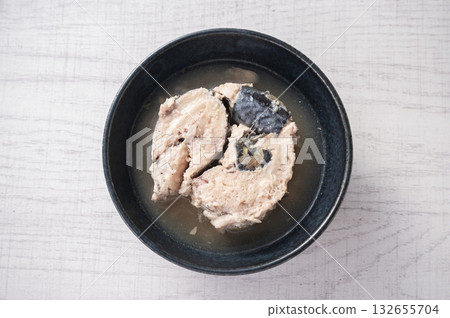 將罐裝鯖魚倒入碗中 將罐裝鯖魚倒入碗中 132655704