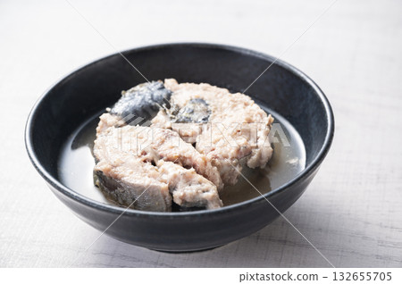 將罐裝鯖魚倒入碗中 132655705
