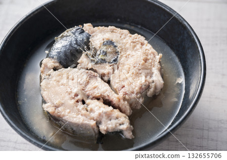 將罐裝鯖魚倒入碗中 將罐裝鯖魚倒入碗中 132655706