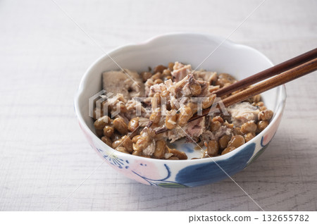 罐裝鯖魚和納豆 罐裝鯖魚和納豆 132655782