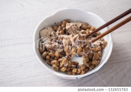 Canned mackerel and natto 132655783