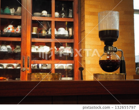 虹吸壺旁擺放著閃閃發光的杯子：一個古色古香的咖啡館空間 132655797