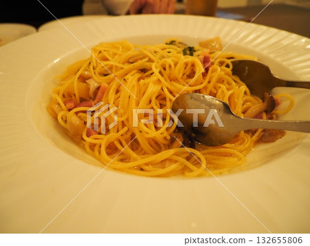 Pasta served on a platter: rich aroma of oil, bacon and mushrooms 132655806