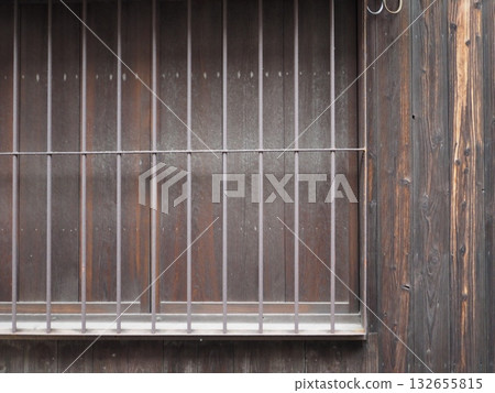 一棟老房子的深色木製百葉窗和厚重的豎格窗的特寫鏡頭 132655815