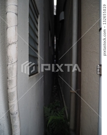 城市建築之間極其狹窄的縫隙,以及通往遠方深處的黑暗小巷 城市建築之間極其狹窄的縫隙,以及通往遠方深處的黑暗小巷 132655819