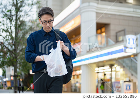 商務人士便利商店購物 132655880