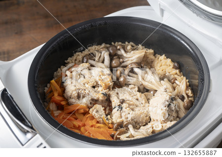 Canned salmon and mushroom rice 132655887
