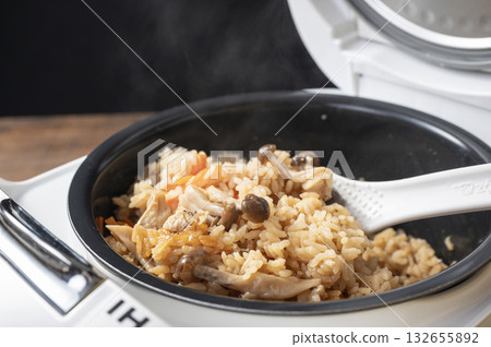 罐裝鮭魚蘑菇飯 罐裝鮭魚蘑菇飯 132655892