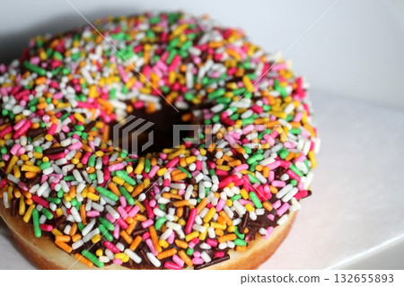 色彩繽紛的巧克力甜甜圈-鬆軟可口 色彩繽紛的巧克力甜甜圈-鬆軟可口 132655893