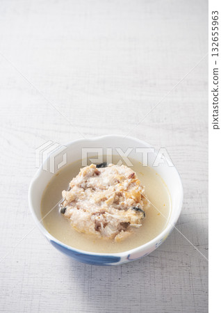 Pour the can of boiled salmon backbone into a bowl. Pour the can of boiled salmon backbone into a bowl. 132655963