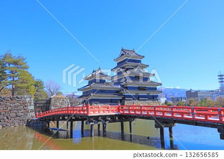 長野縣松本市、國寶松本城及埋橋風景 長野縣松本市、國寶松本城及埋橋風景 132656585