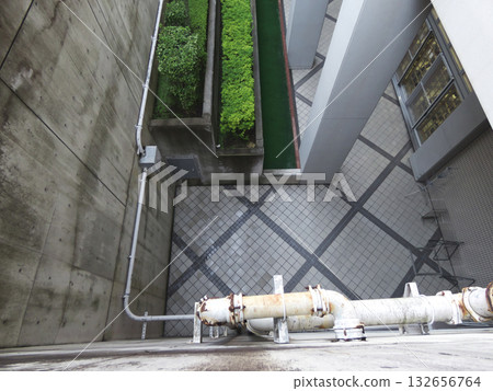 建築物之間的管道和植物，對角線瓷磚（鳥瞰圖） 132656764