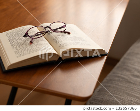 書上的眼鏡 132657366