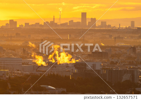 Kanagawa Prefecture: Cityscape in the morning mist 132657571