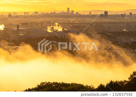 神奈川縣：晨霧中的城市景觀 132657592