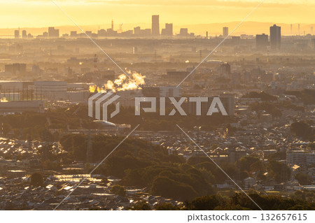Kanagawa Prefecture: Cityscape in the morning mist 132657615