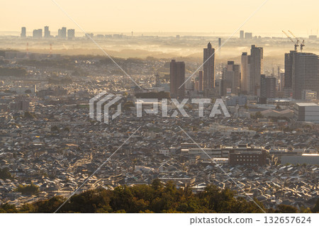 Kanagawa Prefecture: Cityscape in the morning mist Kanagawa Prefecture: Cityscape in the morning mist 132657624