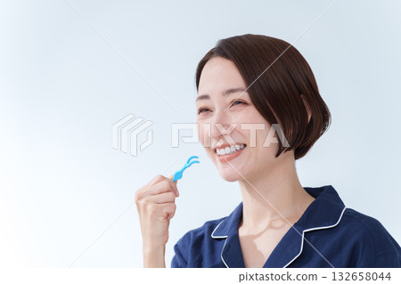 女子使用牙線 132658044