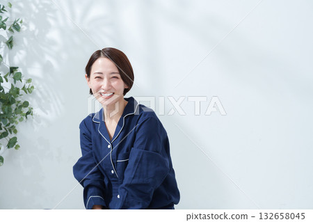 一位穿著睡衣的女子在清晨醒來 132658045