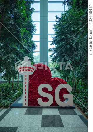 【新加坡】新加坡樟宜國際機場航廈內展出的紅色心型物體 【新加坡】新加坡樟宜國際機場航廈內展出的紅色心型物體 132658434