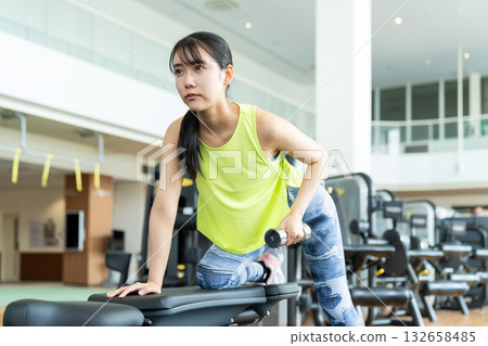 一位年輕女子正在健身房運動。照片由 Renaissance Makuhari 24 運動俱樂部及桑拿水療中心提供。 一位年輕女子正在健身房運動。照片由 Renaissance Makuhari 24 運動俱樂部及桑拿水療中心提供。 132658485