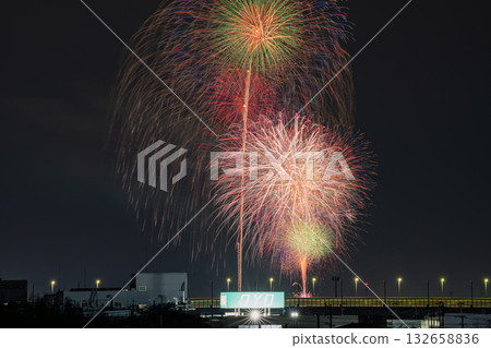 The Hiraguchi Hachiman Shrine Festival in Hamamatsu City: Fireworks display and the Shin-Tomei Expressway (Shizuoka Prefecture) The Hiraguchi Hachiman Shrine Festival in Hamamatsu City: Fireworks display and the Shin-Tomei Expressway (Shizuoka Prefecture) 132658836
