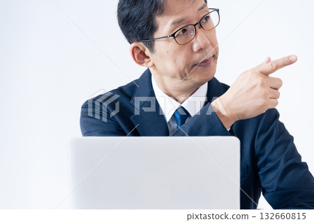 中年商人正在電腦前工作 132660815