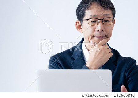 中年商人正在電腦前工作 132660816