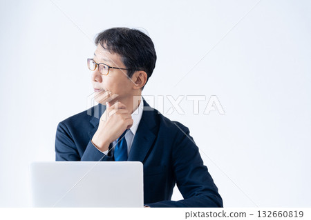中年商人正在電腦前工作 132660819