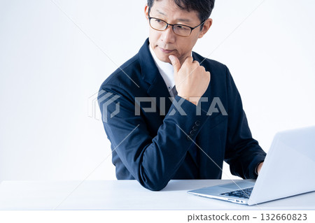 中年商人正在電腦前工作 132660823