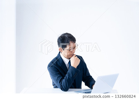 中年商人正在電腦前工作 132660824
