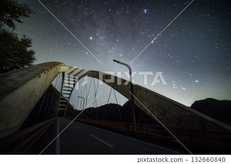 山梨縣水垣湖上空的星空 山梨縣水垣湖上空的星空 132660840