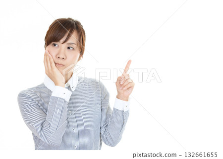 指向空間的婦女 指向空間的婦女 132661655