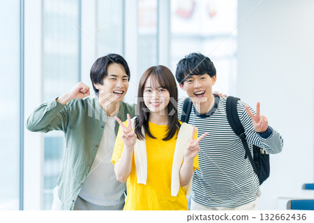 學生擺姿勢 學生擺姿勢 132662436