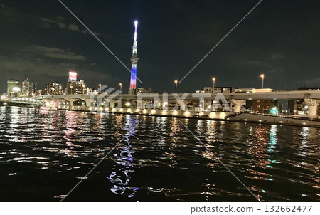 今晚，晴空塔倒映在隅田川中，呈現出三色。 132662477