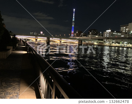 隅田川和晴空塔倒映著鞍前橋的璀璨光芒。 132662478