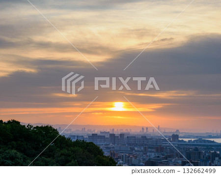 神戶市的黎明。從東灘區岡本山頂眺望大阪灣對岸的神戶市中心和大阪市。 132662499