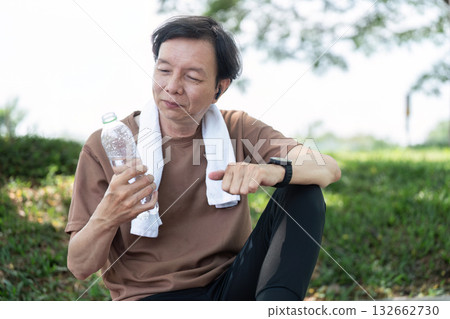 Wellness in Yoga: Senior man enjoying hydration after practice 132662730