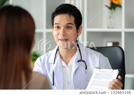 Doctor explaining treatment plan to patient during consultation 132663108