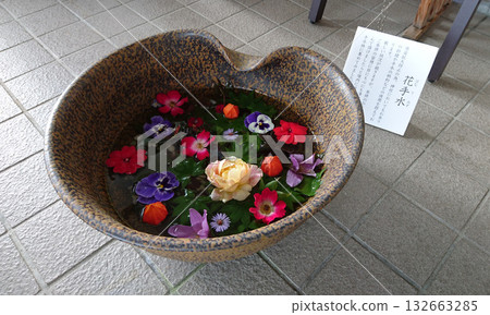 盛滿五彩繽紛花朵的水盆 盛滿五彩繽紛花朵的水盆 132663285