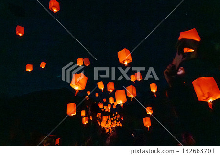 夜空中漂浮著一群燈籠 夜空中漂浮著一群燈籠 132663701